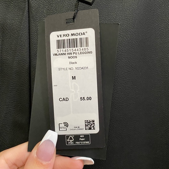 Vero Moda leather look leggings in black - Picture 6 of 8